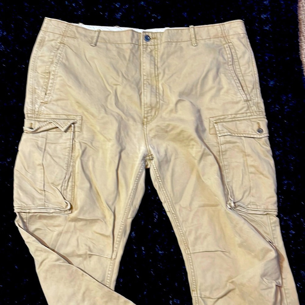 Men’s khaki cargo pants